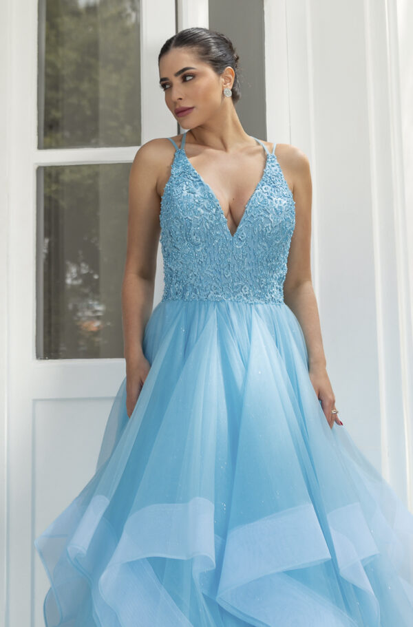 5801 - Vestido Hattie Bordado, alça dupla e saia cascata - 40 42 - Azul Céu - Image 4