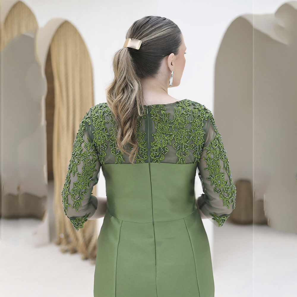 6149 - Vestido Genevi Zibeline busto e manga bordada e saia sereia - 44 46 48 - Oliva - Image 4